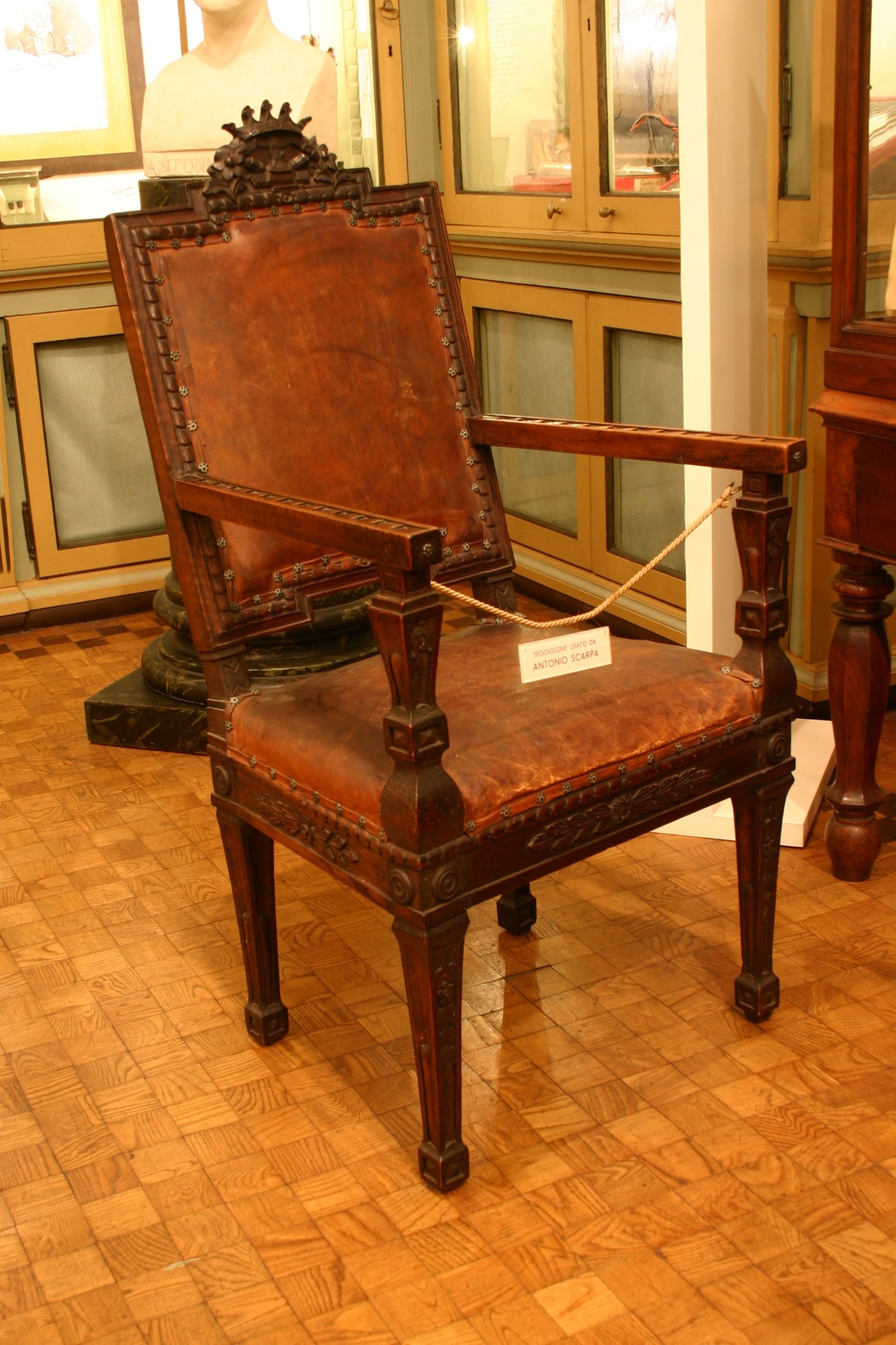Antonio Scarpa's high chair, Museo per la Storia dell'Università, Pavia (3).JPG